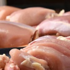 Mucho cuidado al lavar el pollo crudo, puede transmitir bacteria a otros alimentos.jpg