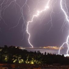 ¿Qué probabilidad hay de que un rayo caiga a una persona y que ocurre en el cuerpo?