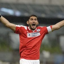 Chuy Corona abandonaría a Cruz Azul .jpeg