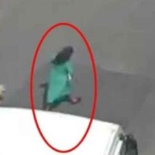 Mujer es arrollada por un microbús, resultando ilesa.jpg