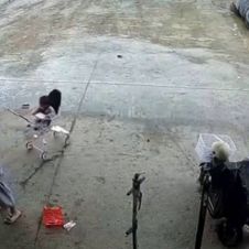 VIDEO: Bebé se salva de ser atropellado por un automovilista en China