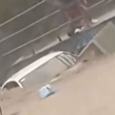 VIDEO: Es rescatada una familia y su perro de vehículo que era arrastrado por Inundaciones