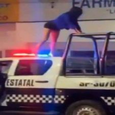 Mujer se sube al toldo de patrulla para hacer 'twerking'.jpg