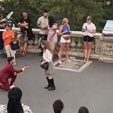 VIDEO: Le pide matrimonio a su novia, ella sale corriendo 