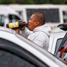 Con caguama en mano, piden regularizar servicios .jpg