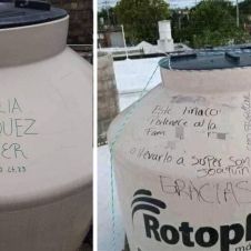 Ante la llegada del Huracán Beryl, yucatecos marcan tinacos con su nombre y dirección 