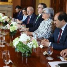 Critican a vocero de SRE por que comió cacahuates durante reunión.jpg