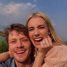 Emma Roberts anuncia compromiso con Cody John