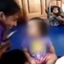 Maestras empujan y se burlan de bebé a su cargo, suben video a Facebook.jpg