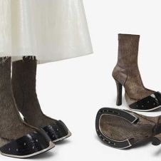 Las botas con "pezuña" de Alexander McQueen se vuelven virales: ¿Demasiado excéntrico?