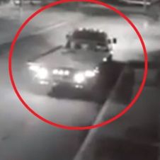 Chófer de grúa avienta a joven para después pasar por encima de ella.jpg