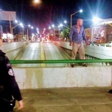 A base manguerazos, bomberos evitan suicidio.jpg