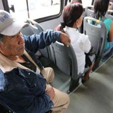 Quitan pago en efectivo en transporte público de Nuevo León: Exigen mantenerlo para adultos mayores