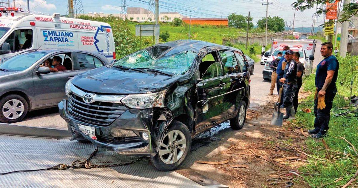 Pierde el control y vuelca su camioneta en Morelos
