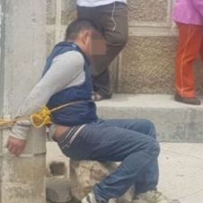 Ciudadanos amarran a supuesto ladrón y pidieron multa a su familiares.jpg