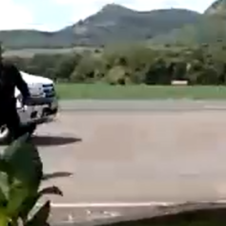 Hombre ataca con cuchillo a su esposa, hiere a dos meseras y asesina a repartidor.png