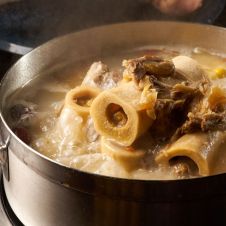 ¿Dolor en la rodilla? El caldo de huesos con colágeno, una receta para mejorar la salud de tus articulaciones