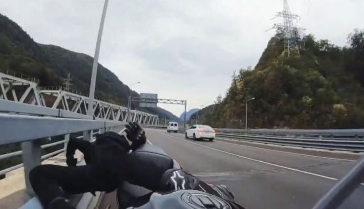 Mujer pierde el control de su motocicleta y sobrevive milagrosamente