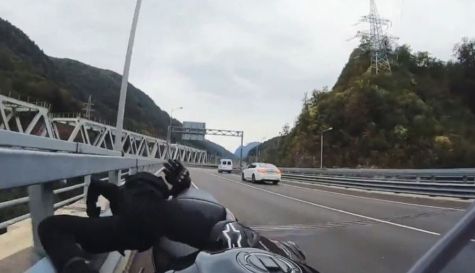 Mujer pierde el control de su motocicleta y sobrevive milagrosamente