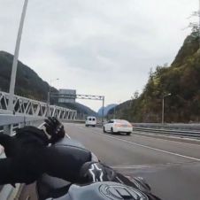 Mujer pierde el control de su motocicleta y sobrevive milagrosamente