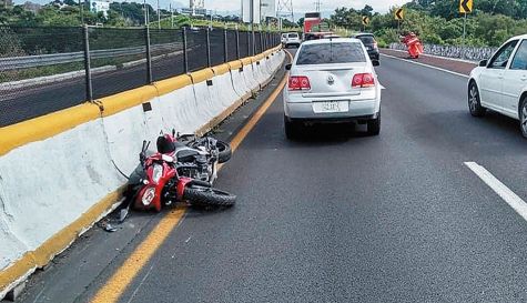 choca-motociclista-por-alcance-en-la-autopista.jpg