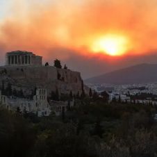 Ordenan la evacuación de miles de personas por incendios cerca de Atenas 