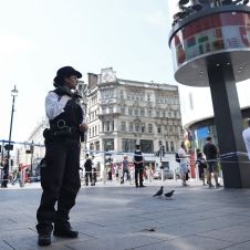 Hombre apuñala a una niña de 11 años y a una mujer de 34 en Londres