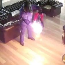 VIDEO: Por incendiar una barbería, un hombre termina envuelto en llamas 