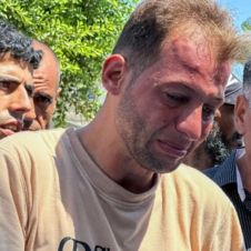 Dos gemelos recién nacidos mueren durante bombardeo; Su padre estaba registrando su nacimiento