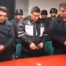 Dan de baja a policías tras extorsionar a joven y robarle sus pertenencias.jpg