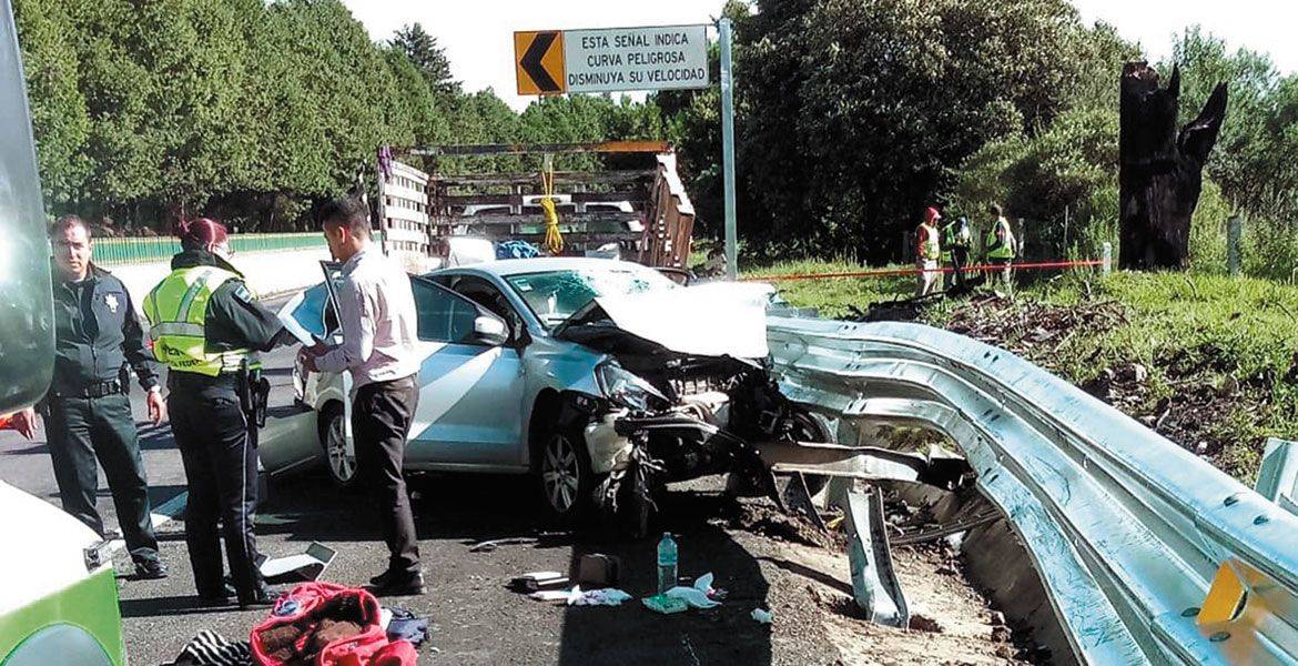 Pierde control de auto y mata a 2 trabajadores en la autopista