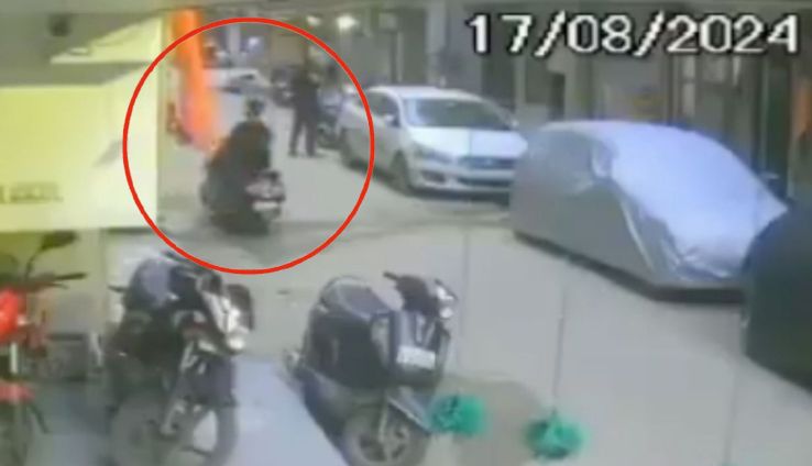 VIDEO; Muere joven luego de caerle un aire acondicionado desde el tercer piso