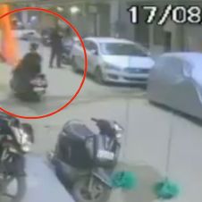 VIDEO; Muere joven luego de caerle un aire acondicionado desde el tercer piso