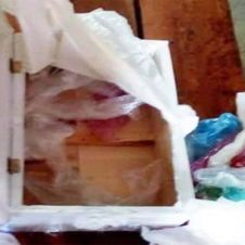Hospital entrega ataúd con basura en lugar del cuerpo del infante, a su padre.jpg
