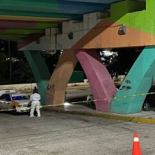Encuentran restos humanos en taxi colectivo abandonado en Acapulco