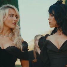 Sabrina Carpenter y Jenna Ortega sorprenden por beso en el video musical "Taste"