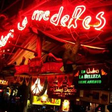 Bailarina sufre graves quemaduras durante show en restaurante de Colombia