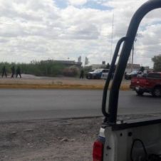 Ciudadanos graban fuerte balacera, mientras señora se pone a rezar.jpg