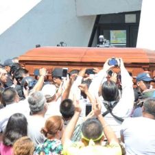 Los restos mortales del 'Rebelde del Acordeón' fueron recibidos en la colonia Independencia y luego se realizó un recorrido que concluyó en el Cerro de la Campana .jpg