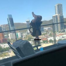 foto-joven-cae-terraza-mientras-practicaba-yoga-balcon.jpg