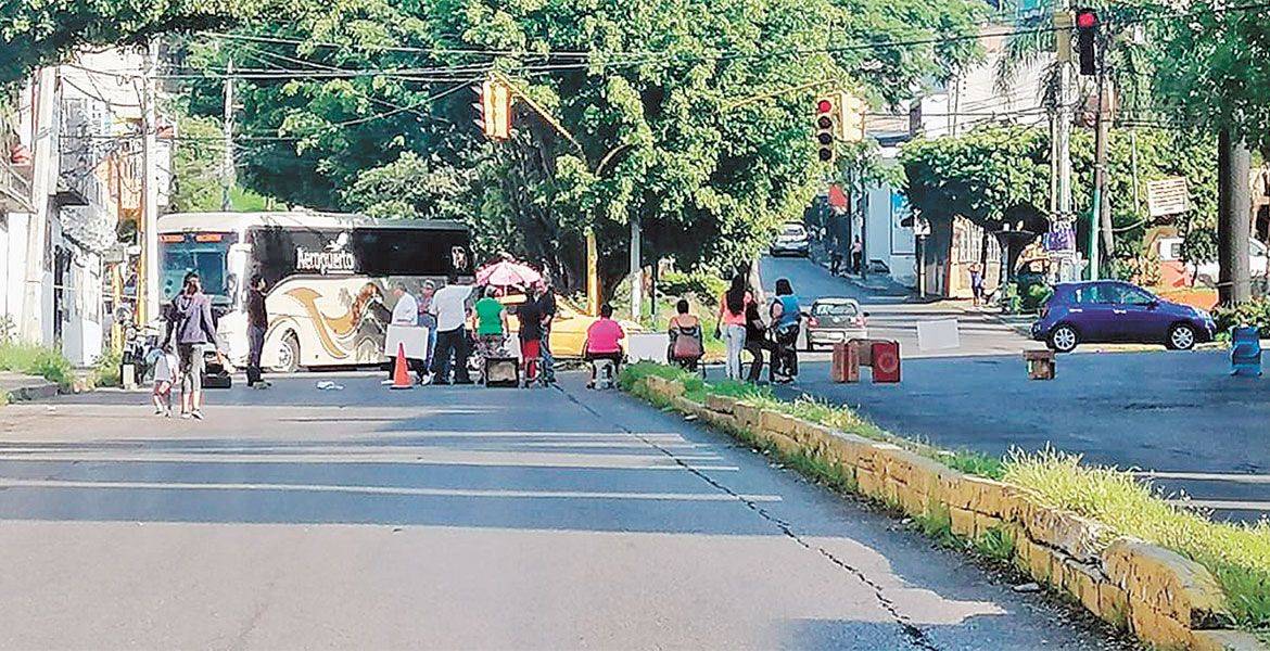 Vecinos cierran avenidas en la capital por falta de agua