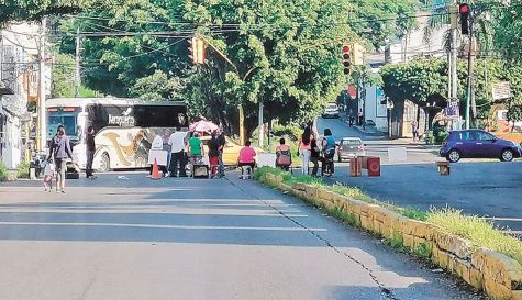 Vecinos cierran avenidas en la capital por falta de agua