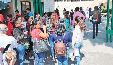 Madres de familia protestan por falta de profesores en la escuela