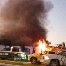 Sujetos armados incendian casa con dos niños adentro.jpg