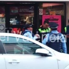 Sujetos armados asaltan tienda de conveniencia y tomar a clientes de rehenes.jpg