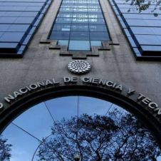 Denuncian que Conacyt mantiene a 190 investigadores varados en el extranjero.jpg