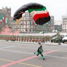 Paracaidista que sufrió accidente durante desfile es reportado como estable.jpg