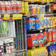 Niño robó útiles escolares para poder hacer su tarea, policía pagan lo robado.jpg