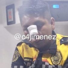 Aproximadamente 30 personas golpearon a oficiales de transito para evitar arresto de conductor ebrio.jpg