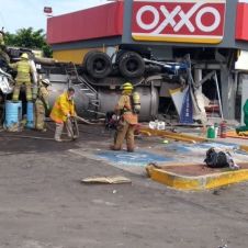 Pipa con ácido nítrico se vuelca y choca contra Oxxo .jpg